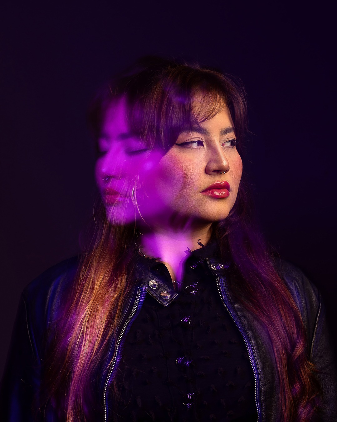 Retrato artístico de Bruna Pires com luz violeta