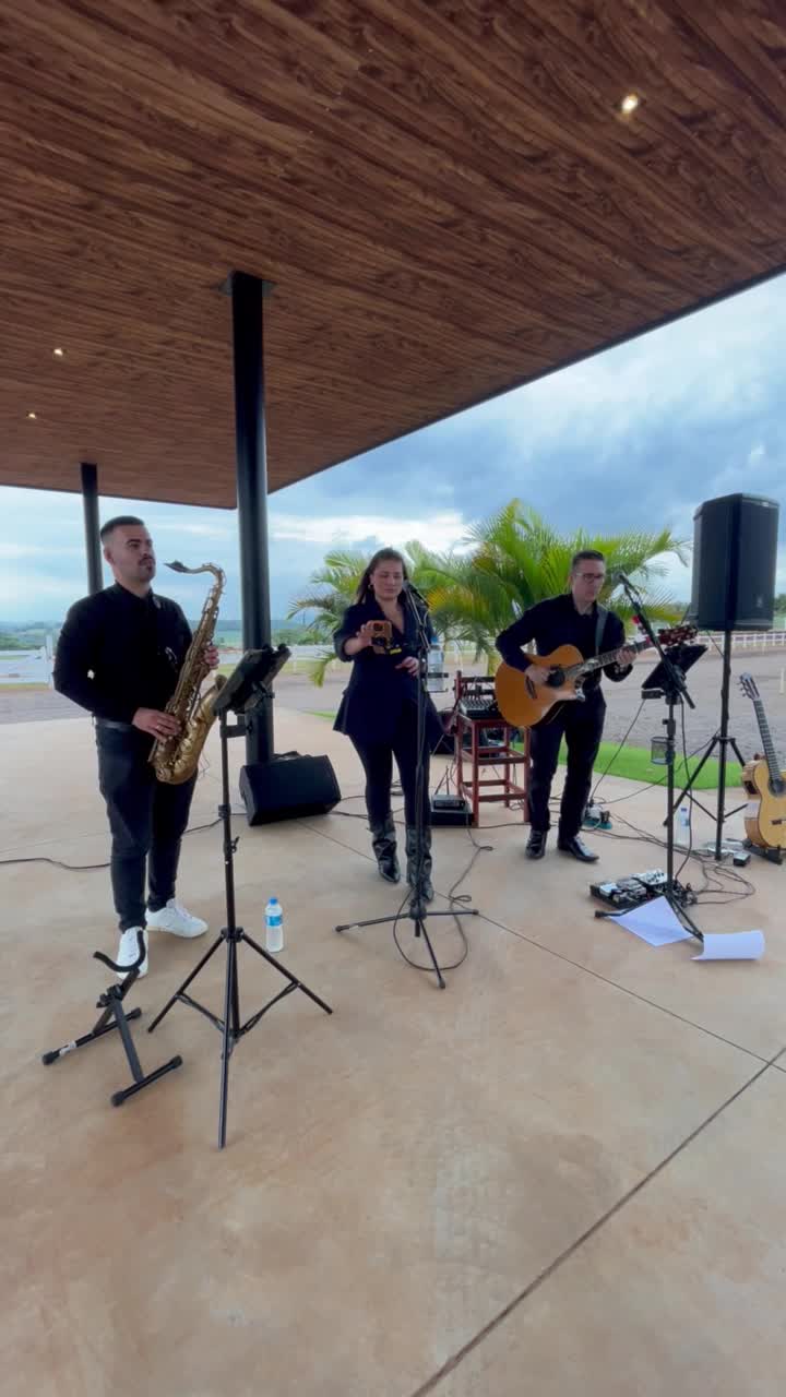 Bruna Pires com violão e sax em apresentação ao vivo